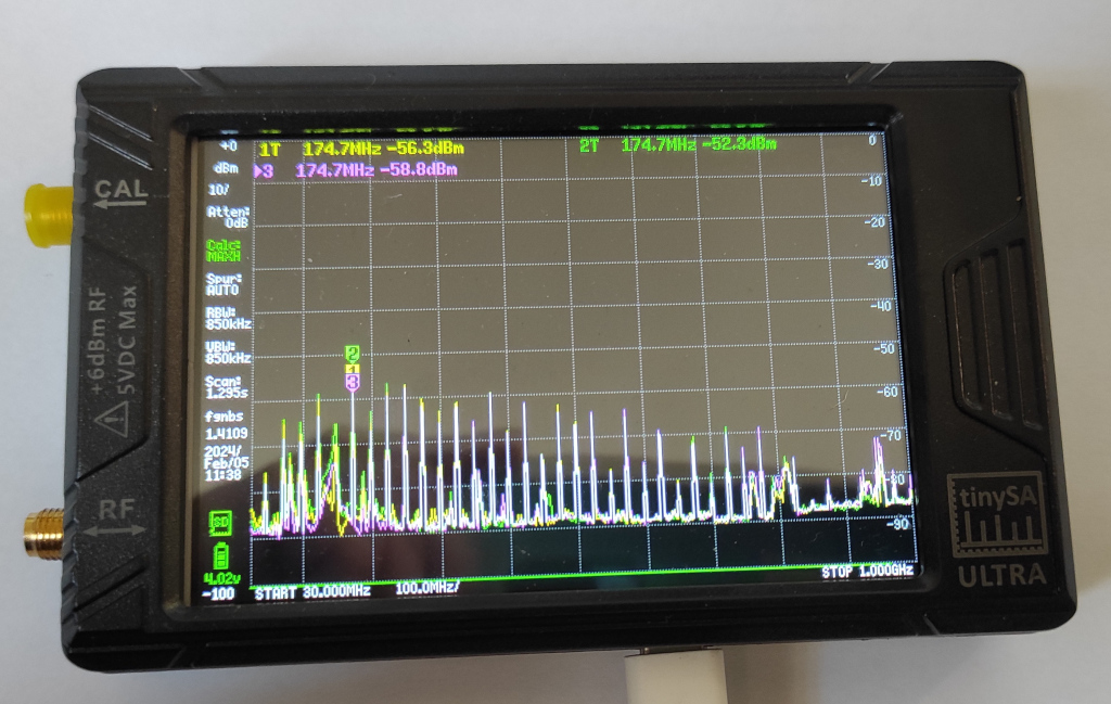 Picture shows tinySA and tri color traces - there are lot of spikes that are different values